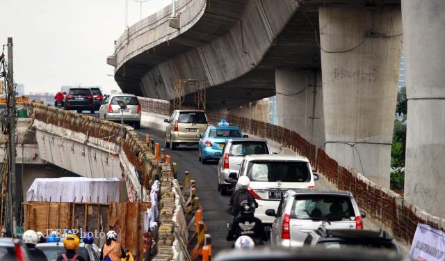 Polisi Menghentikan Percobaan Bunuh Diri di Tol Antasari. Sumber Solopos.