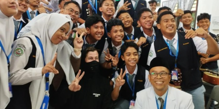 Alan Walker Kunjungi Medan, Wujudkan Mimpi Guru Musik Tri Adinata. Sumber Detik.