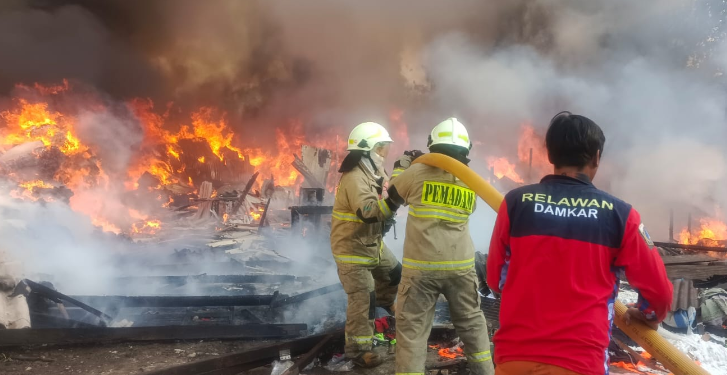 Kebakaran Melanda Bangunan Semi-Permanen di Penjaringan, Kerugian Ditaksir Rp400 Juta
