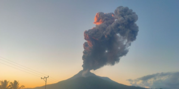 Erupsi Gunung Lewotobi Ganggu Penerbangan Australia ke Bali