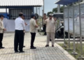 Presiden Prabowo Subianto melakukan kunjungan kerja ke BLUPPB di Karawang. Ia mengamati tambak budidaya ikan nila salin.