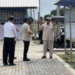 Presiden Prabowo Subianto melakukan kunjungan kerja ke BLUPPB di Karawang. Ia mengamati tambak budidaya ikan nila salin.
