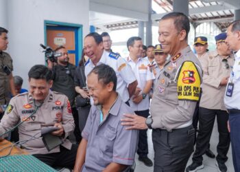 Wakil Menteri Perhubungan (Wamenhub) RI, Suntana, bersama Kakorlantas Polri, Irjen Pol Aan Suhanan, meninjau Terminal Pekalongan pada Minggu (29/12/2024)