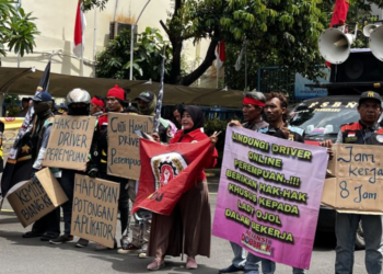 Pengemudi Ojol dan Kurir Paket Tuntut THR di Depan Kemenaker