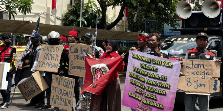 Pengemudi Ojol dan Kurir Paket Tuntut THR di Depan Kemenaker