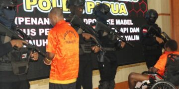 Aparat keamanan dari Satgas Ops Damai Cartenz 2025 berhasil menangkap Aske Mabel, disertir kepolisian Polres Yalimo.