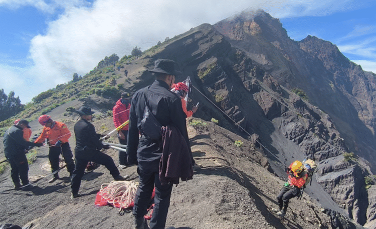 Pendaki Asal Brasil Jatuh di Gunung Rinjani, Tim SAR Lakukan Evakuasi Bertahap