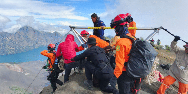 Pemerintah Perketat SOP Pendakian Gunung Rinjani Usai Insiden Turis Brasil Jatuh