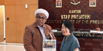 Professor Ngabalin, bersama Vice Presiden BUFS Korea Selatan Prof. Kwon, Sun-Hee, Ph . D