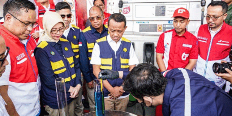 Bahlil Lahadalia Sidak SPBU di Jawa Timur, Pastikan Kualitas BBM Sesuai Standar