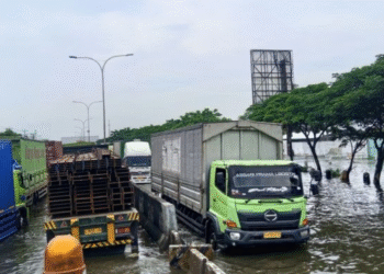 Banjir di Jalur Pantura Semarang-Demak Makin Parah, Truk-Truk Banyak yang Mogok