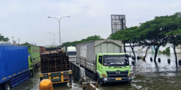 Banjir di Jalur Pantura Semarang-Demak Makin Parah, Truk-Truk Banyak yang Mogok