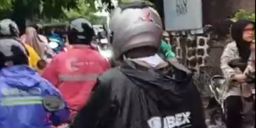 Jalan Ditutup, Hidup Warga Tersendat, Macet Parah Tiap Hari di Stadion Singaperbangsa