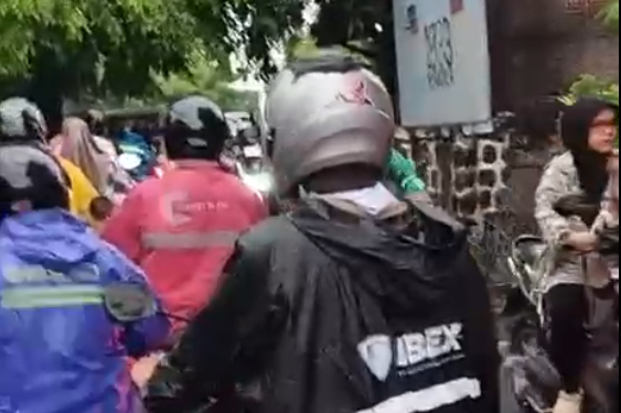 Jalan Ditutup, Hidup Warga Tersendat, Macet Parah Tiap Hari di Stadion Singaperbangsa