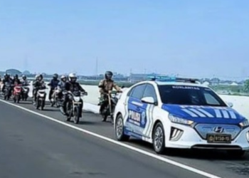 Ratusan Pemotor Lintasi Tol dari Bekasi ke Jakarta Utara Imbas Banjir