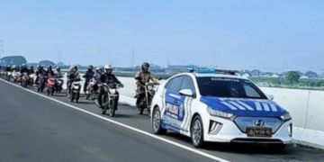 Ratusan Pemotor Lintasi Tol dari Bekasi ke Jakarta Utara Imbas Banjir