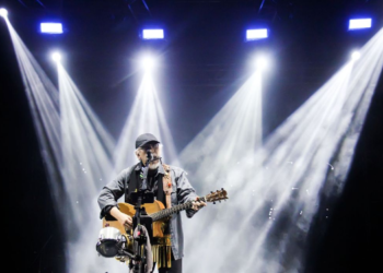 Iwan Fals Sampaikan Empati Bencana Aceh di Konser Surabaya