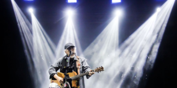 Iwan Fals Sampaikan Empati Bencana Aceh di Konser Surabaya