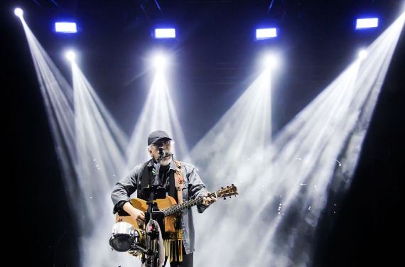 Iwan Fals Sampaikan Empati Bencana Aceh di Konser Surabaya