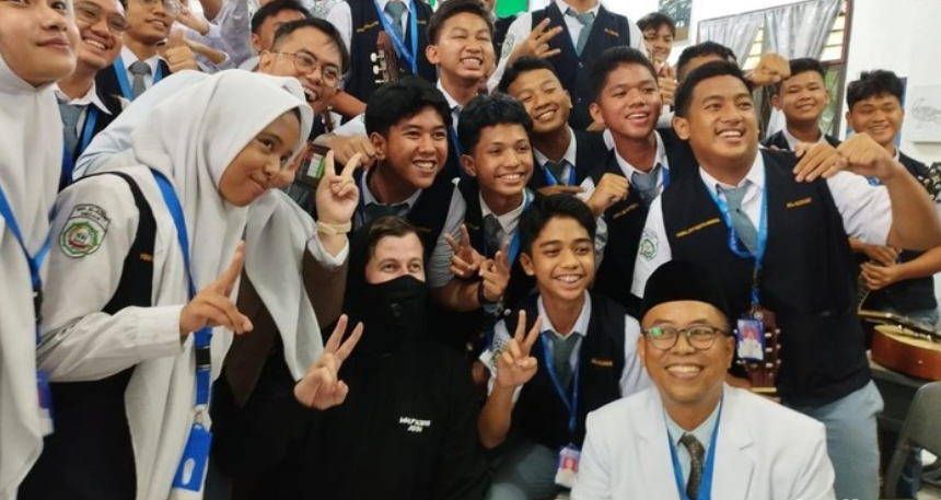 Alan Walker Kunjungi Medan, Wujudkan Mimpi Guru Musik Tri Adinata. Sumber Detik.