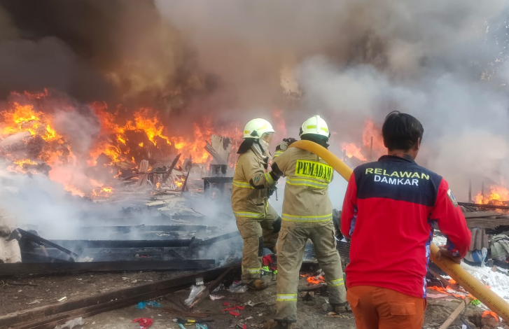 Kebakaran Melanda Bangunan Semi-Permanen di Penjaringan, Kerugian Ditaksir Rp400 Juta