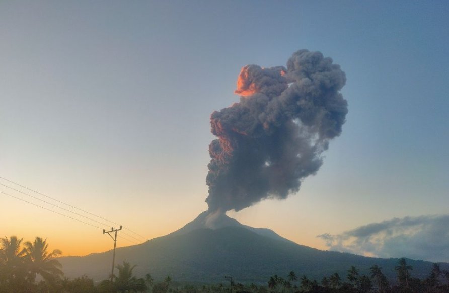 Erupsi Gunung Lewotobi Ganggu Penerbangan Australia ke Bali