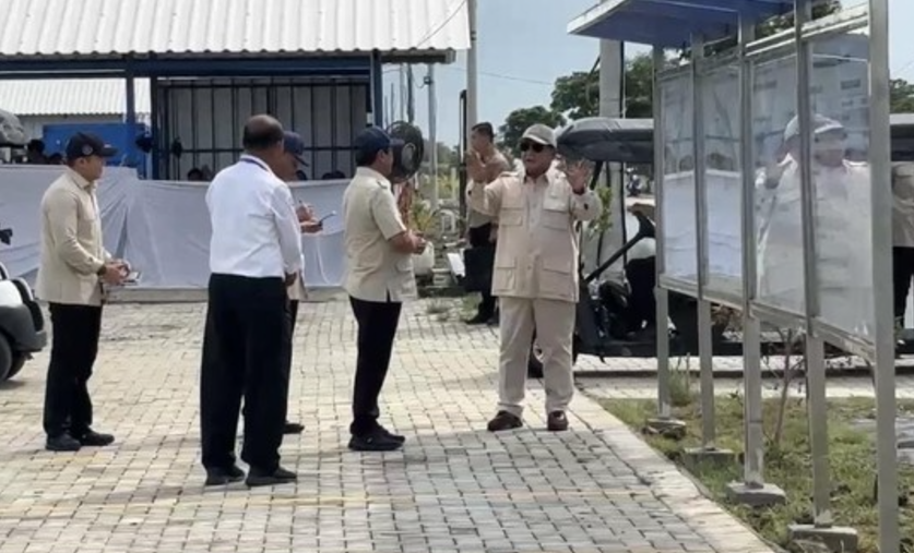 Presiden Prabowo Subianto melakukan kunjungan kerja ke BLUPPB di Karawang. Ia mengamati tambak budidaya ikan nila salin.