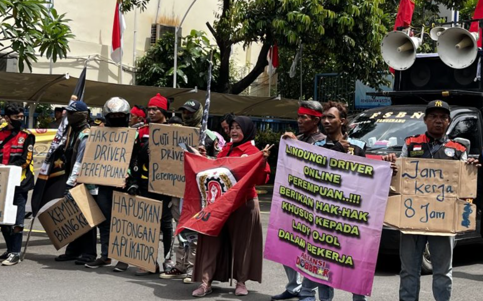 Pengemudi Ojol dan Kurir Paket Tuntut THR di Depan Kemenaker