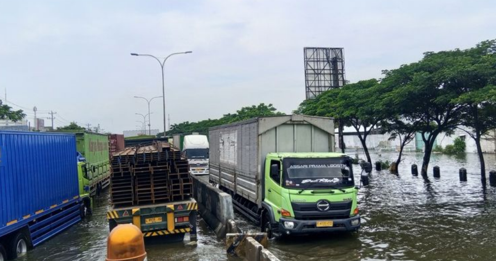 Banjir di Jalur Pantura Semarang-Demak Makin Parah, Truk-Truk Banyak yang Mogok