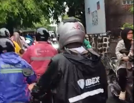 Jalan Ditutup, Hidup Warga Tersendat, Macet Parah Tiap Hari di Stadion Singaperbangsa