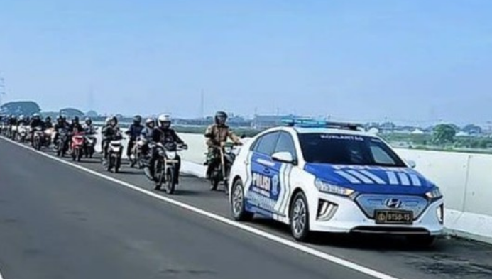 Ratusan Pemotor Lintasi Tol dari Bekasi ke Jakarta Utara Imbas Banjir